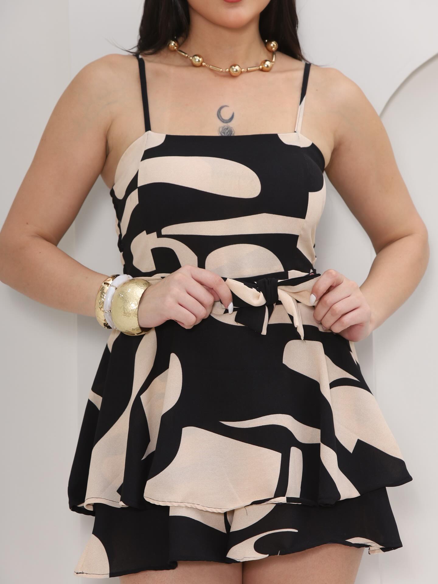 Vestido falda short negro beige tendencia en verano